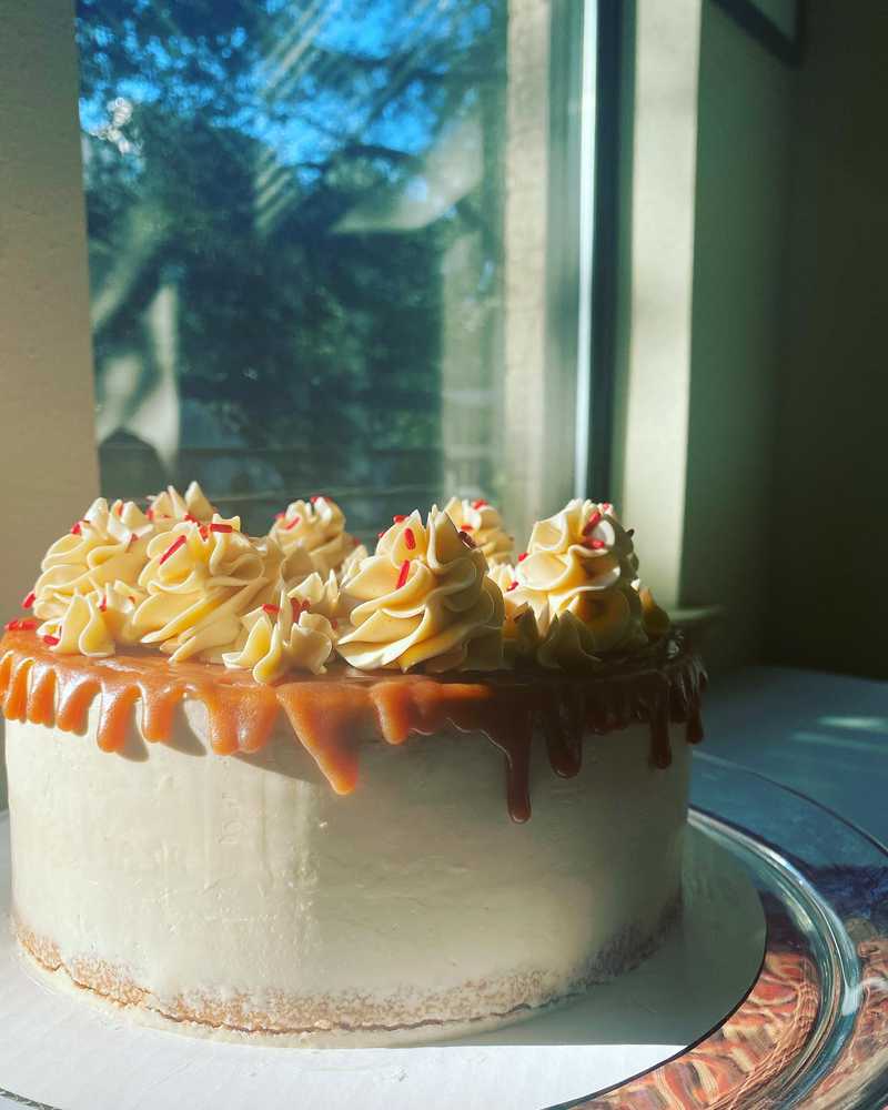 caramel 🍎 
.
.
.
#caramelapple #caramelapplecake #homemadecakes #applecider #caramelbuttercream