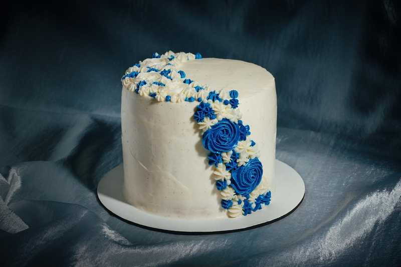 she is beauty, she is grace 
.
.
.
photographer extraordinaire - @iktotchi 
.
#vanillacake #vanillabeanbuttercream #buttercreamflowers #birthdaycake