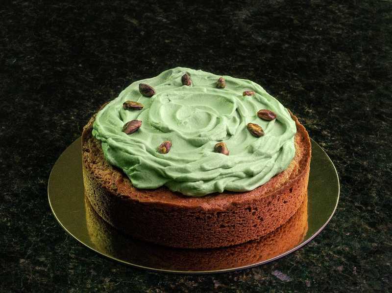 pinch me pistachio 
.
.
.
photo creds - @iktotchi 
#pistachios #pistachiocake #stpatricksday #stpaddysday