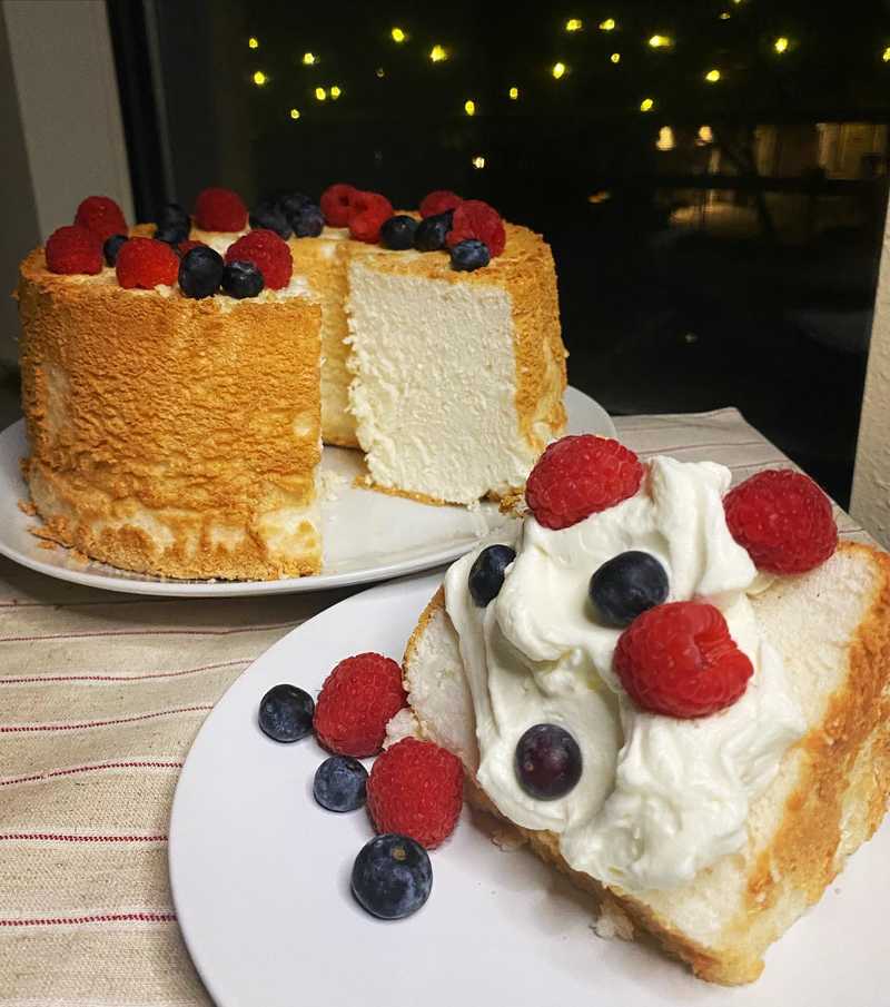 finally used the angel food pan that @apwillzz gifted me last Christmas 😅. The whipped cream has the slightest touch of lemon
.
.
.
.
#cake #homemade #dessert #foodphotography #sweettooth #cakesofinstagram #angelfoodcake