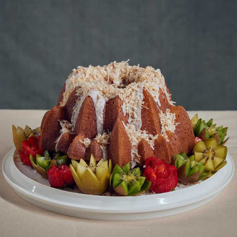 rum, coconut, and miscellaneous tropical vibes 🏝 
.
.
.
best photo award goes to @iktotchi 
#rumcake #coconutglaze #bundtcakes #fruitorigami