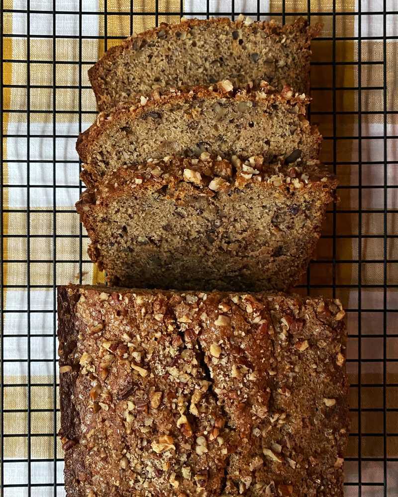basic brown butter banana bread — *nuts not optional*
.
.
.
.
.
#bananabread #homemadedessert #pecansgang #classicdessert #homebaking