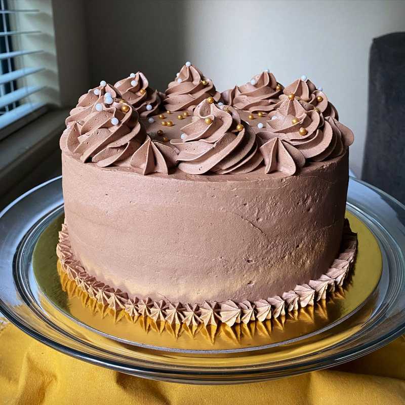 golden hour 
.
.
.
#weddingshowercake #chocolatefrosting #layercakes #homemadecakes