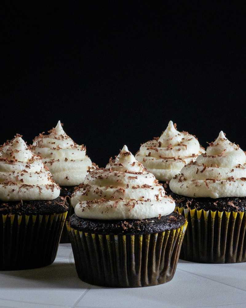 cream cheese ☯️ dark chocolate
.
.
.
photo creds - @iktotchi 
#chocolatecupcakes #cupcakeoftheday #creamcheesefrosting #cupcakedecorating