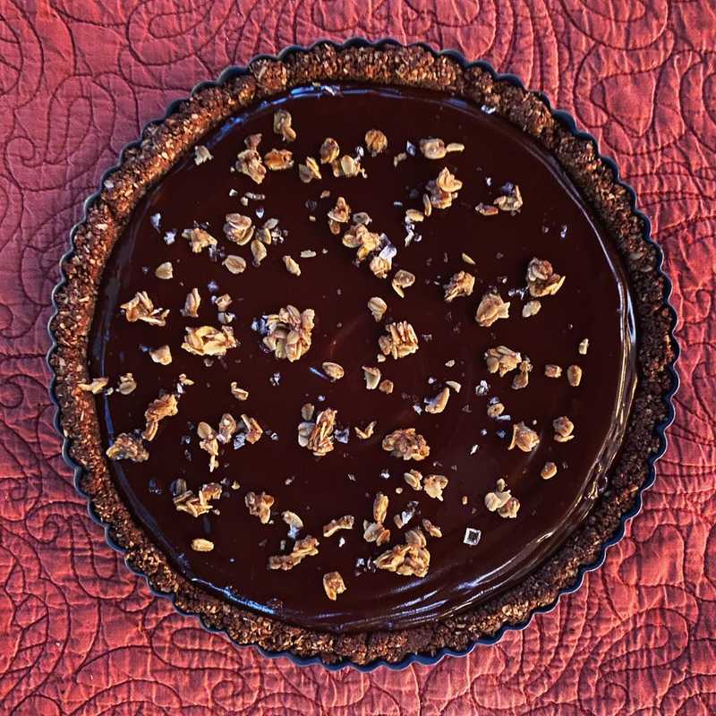 she’s vegan 🌱 
.
.
.
#vegandessert #chocolatetart #nutfreevegan #clairesaffitzrecipes #tart