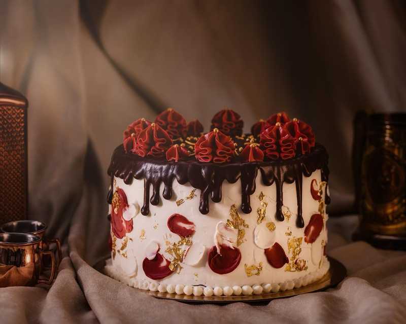 themed for a magical baby shower 🪄 
.
.
. 
first photo creds to @iktotchi 
.
#babyshowercake #goldleafcake #chocolatedripcake #gryffindor #harrypottercake