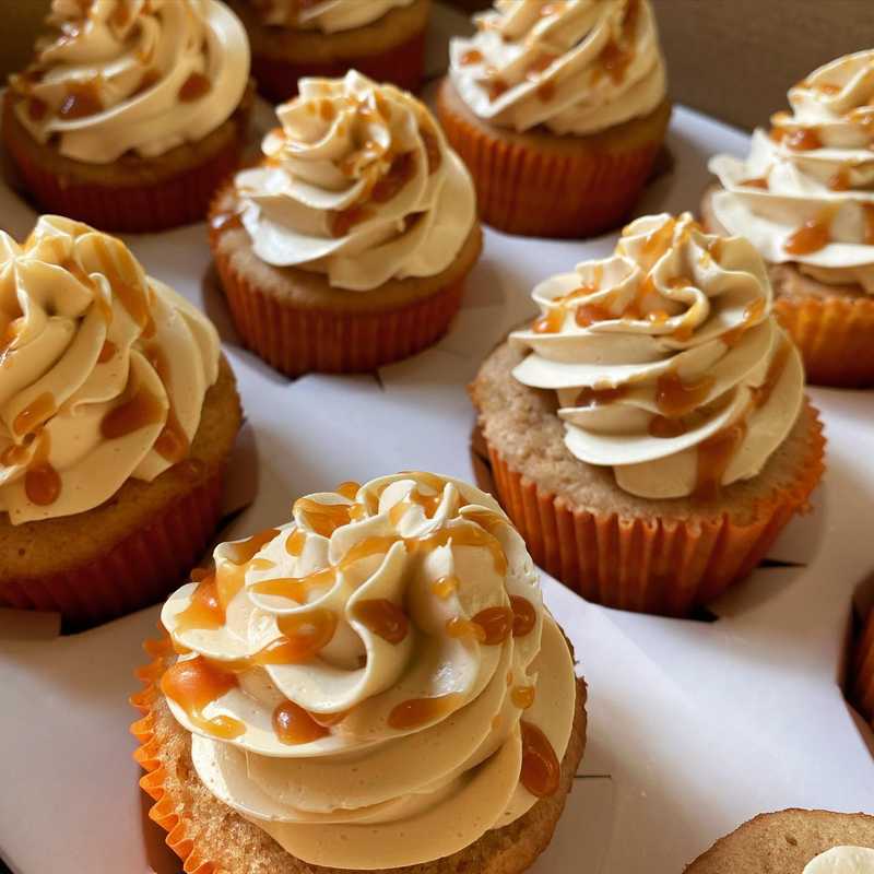 autumn apple spice 🍎 
.
.
.
#falldesserts #applecidercupcakes #homemadecupcakes #carameldrizzle