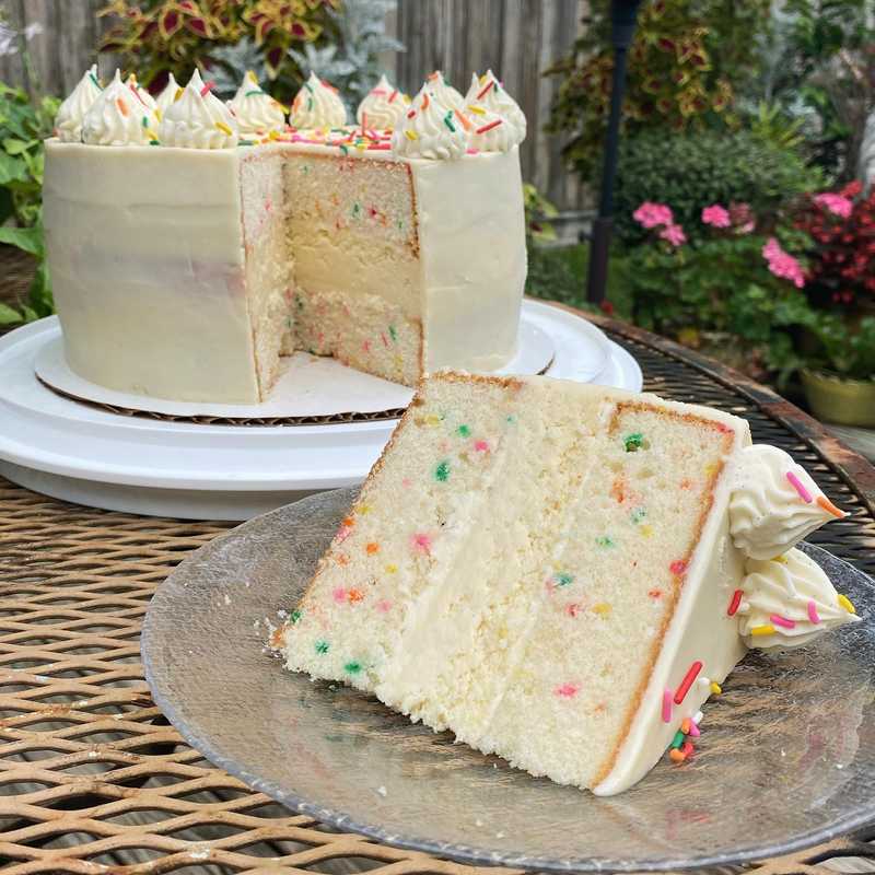 People always ask what my favorite thing to bake is. To bake? Layer cakes. To eat though… cheesecake! Porque no los dos for my birthday? Funfetti with a middle layer of cheesecake 🤤