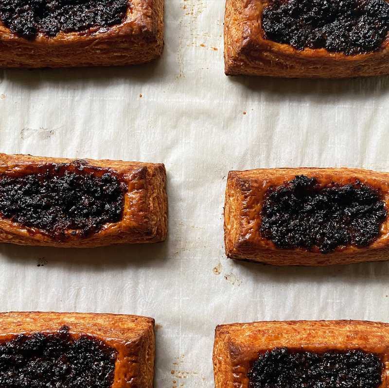 Cheddar puff pastry with bacon jam. Don’t ask me why i decided to complicate my first attempt at rough puff...
.
.
.
.
.
#thebookonpie #savorybaking #homemadepastry #baconjam #homemadegourmet #pastrylovers